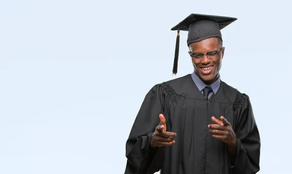 Młody Absolwent Afro Amerykanin Białym Tle Wskazując Palcami Aparatu Twarzy — Zdjęcie stockowe