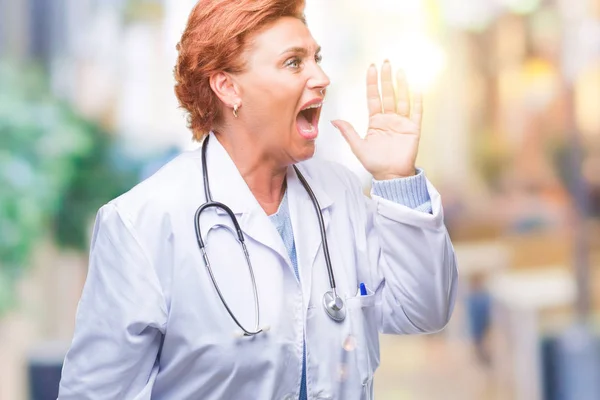 Médico Caucásico Mayor Mujer Con Uniforme Médico Sobre Fondo Aislado — Foto de Stock