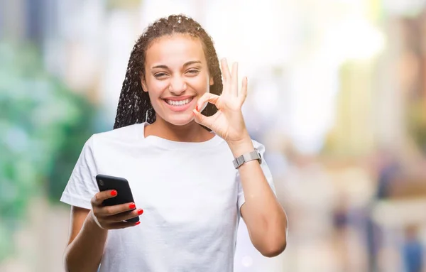 Unga Flätor Afroamerikanska Tjej Visar Med Smartphone Isolerade Bakgrund Gör — Stockfoto