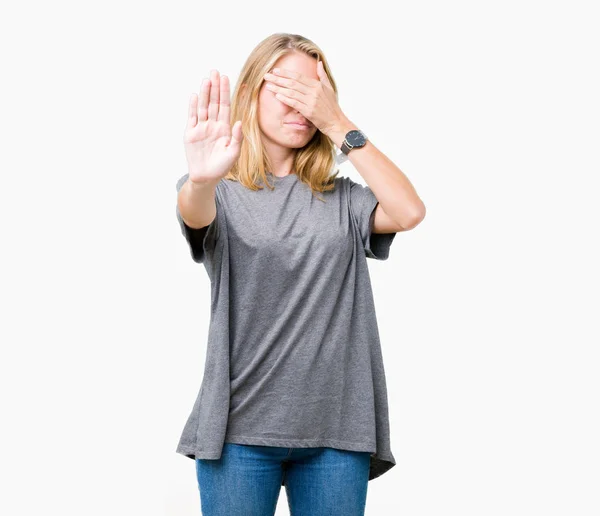 Hermosa Mujer Joven Que Usa Una Camiseta Informal Gran Tamaño —  Fotos de Stock