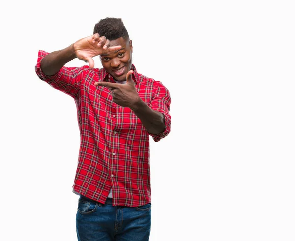Unga Afroamerikanska Mannen Över Isolerade Bakgrund Leende Gör Ram Med — Stockfoto