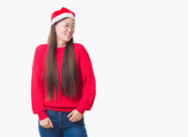 Jeune Femme Chinoise Sur Fond Isolé Portant Chapeau Noël Regardant — Photo