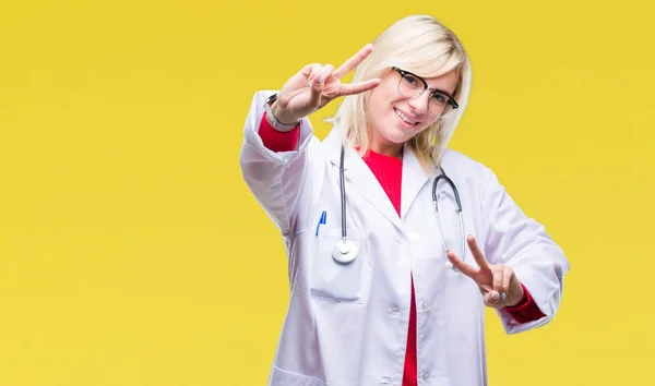 Jonge Mooie Blonde Dokter Vrouw Medische Uniform Dragen Geïsoleerde Achtergrond — Stockfoto