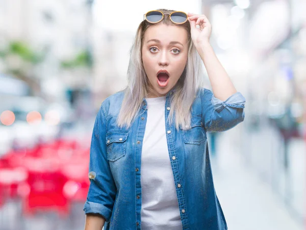 Mujer Rubia Joven Con Gafas Sol Sobre Fondo Aislado Asustada — Foto de Stock