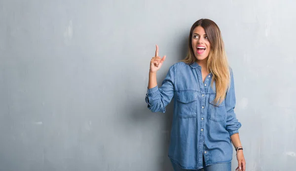 Mujer Adulta Joven Sobre Pared Gris Grunge Con Traje Mezclilla —  Fotos de Stock