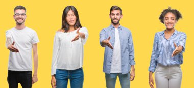 Kolaj grup insanlar, kadın ve erkek olarak tebrik ve konuksever dost sunan karşılıklı gülümseyen renkli sarı izole arka plan üzerinde. Başarılı iş.