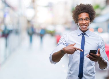 Afro Amerikan iş adamı manifatura Smartphone izole arka el ve parmak ile işaret çok mutlu üzerinde kullanma