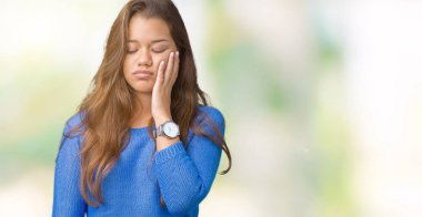 Seyir yorgun ve bıkkın ile depresyon sorun Çapraz kollar ile izole arka plan düşünme üzerinde mavi kazak giyen genç güzel esmer kadın.