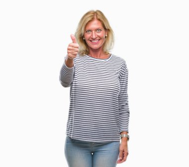 Orta yaş ve kendinden emin ve mutlu gülümseyerek süre parmak numaralı yukarıyı gösteren izole arka plan sarışın kadın.