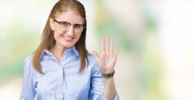 İzole arka plan Waiving mutlu selam söyleyerek üzerinde gözlük ve gülümseyen, dostça karşılama jest giyen güzel orta yaş olgun iş kadın