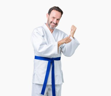 Komuta sizde üzerinde giyen kimono Tekdüzen izole arka plan arkasından el ve kadar başparmak ile işaret emin gülümseyen yakışıklı orta yaş