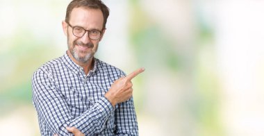 Yakışıklı orta yaş zarif komuta sizde gözlük izole üzerinde işaretçi el parmak tarafı gösteren reklam, ciddi ve sakin yüz için arka plan