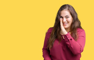 Kötü amaçlı konuşma konuşma fısıldayan gizli söylenti söylüyor dudaklarından el izole arka plan üzerinde genç kadın boyutu artı güzel