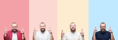 Umut ve gözleri kapalı geçiş parmaklarıyla gülümseyen izole renkli çizgili arka plan üzerinde sakallı genç adam kolaj. Şans ve batıl kavramı.