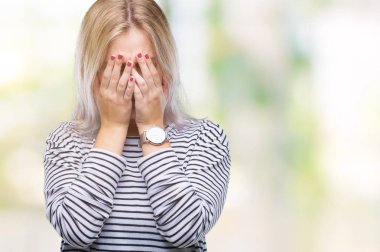 Genç Sarışın kadın ağlayarak süre elleriyle yüzünü kapsayan üzgün ifade ile izole arka plan yüzünden. Depresyon kavramı.