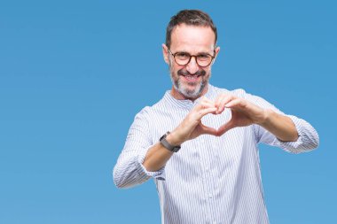 Kalp simgesi ve elleriyle şekil gösterilen aşık gülümseyen izole arka plan üzerinde gözlük takan orta yaş ağarmış komuta sizde. Romantik kavramı.