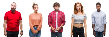 Kolaj bir grup genç insan izole renkli arka plan yapma balık yüzüne dudaklı, çılgın ve komik bir jest. Komik ifade.