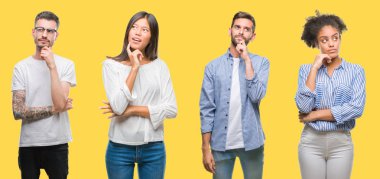 Kolaj grup insanlar, kadınlar ve erkekler çene düşünme hakkında soru, dalgın ifade üzerine el ile renkli sarı izole arka plan üzerinde. Düşünceli yüzüyle gülümsüyor. Şüphe kavramı.