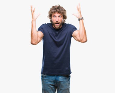Yakışıklı İspanyol adam deli ve başarı için hayran izole arka plan kutlama üzerinden kaldırdı kollarını açarak model ve heyecanlı çığlık gözleri açık. Kazanan kavramı