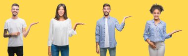 Kolaj grup insanlar, kadınlar ve erkekler neşeli sunulması ve kameraya bakarak avucunun ile işaret gülümseyen renkli sarı izole arka plan üzerinde.