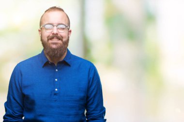 Üzerinde gözlük takan Genç beyaz hipster adam arka yüzünde mutlu ve güzel bir gülümseme ile izole. Şanslı kişi.