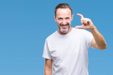 İzole arka plan gülümseyen ve süre seyir ve kamera boyutu işaret parmaklarıyla yapıyor el ile kendinden emin eller üzerinde beyaz t-shirt giyen orta yaş ağarmış komuta sizde. Ölçü kavramı.