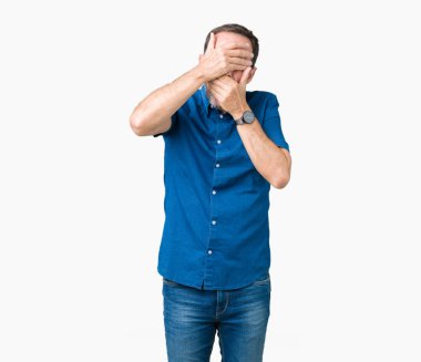 Yakışıklı orta yaş zarif üst düzey adam izole arka plan kaplaması gözler ve ağız el ile şaşırttı ve şok. Duygu gizleme