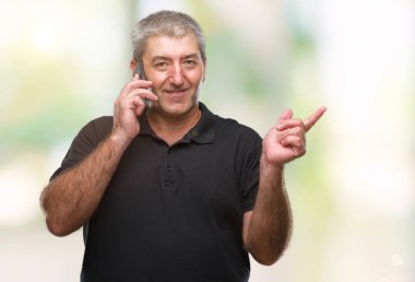 Üst düzey yakışıklı Smartphone'da izole arka plan üzerinde çok el ve parmak ile tarafına işaret mutlu konuşmak