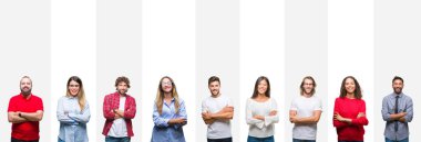 Farklı etnik genç insanlar üzerinde beyaz çizgili izole arka plan mutlu yüz çapraz silah kameraya bakarak ile gülümseyen kolaj. Olumlu bir kişi.