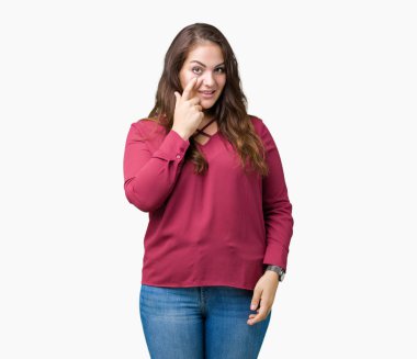 Güzel izole arka plan boyutu genç kadın artı göz izlerken seni jest için şüpheli ifade işaret