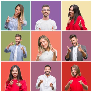 Kolaj grup insanlar, kadın ve erkek için mutlu ve komik yüz kamerayla parmakları işaret renkli izole arka plan üzerinde. İyi enerji ve vibes.