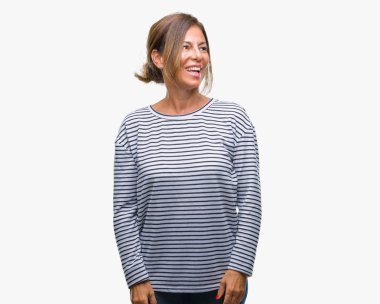 İzole arka plan uzak tarafına gülümseme ile yüzünde, doğal ifade seyir üzerinde orta yaş İspanyol kadın kıdemli. Kendine güvenen gülüyor.