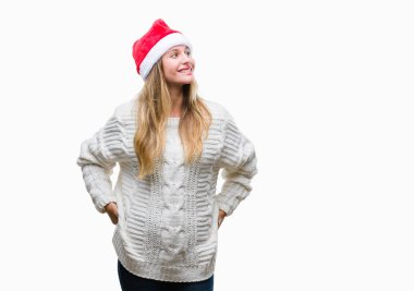 Üzerinde Noel şapka giyen genç güzel sarışın kadın arka plan uzak tarafına gülümseme ile yüzünde, doğal ifade arıyorum izole. Kendine güvenen gülüyor.