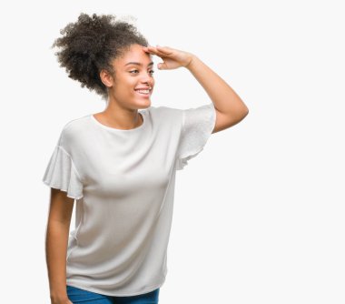 İzole arka plan çok mutlu ve gülümseyen uzakta el ile üzerine kafa arıyorum Genç afro Amerikalı kadın. Arama kavramı.