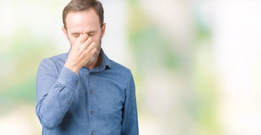 Yakışıklı orta yaş izole arka burun ve göz yorgunluğu ve baş ağrısı duygu sürtünme yorgun üzerinde zarif komuta sizde. Stres ve hayal kırıklığı kavramı.