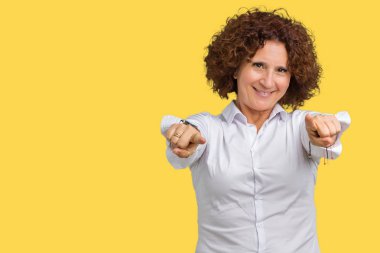 Güzel orta ager üst düzey businees kadın izole arka plan size işaret ve parmaklar, kamerayla olumlu ve neşeli gülümseyen