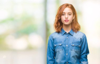 Genç güzel kadın yüzünde mutlu ve güzel bir gülümseme ile izole arka plan yüzünden. Şanslı kişi.