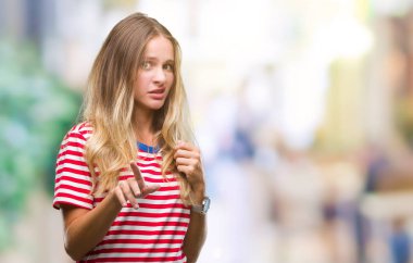 Genç güzel sarışın kadın izole arka plan yüzünden tiksinti ifadesi, memnun ve korkulu tiksinti yüz yapıyorsun çünkü nefret tepki. Elleriyle kaldırdı. Sinir bozucu kavramı.