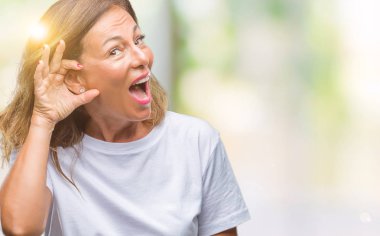 Orta yaş İspanyol kadın kıdemli bir işitme söylenti ya da dedikodu için dinleme kulak üzerinde el ile gülümseyen izole arka plan üzerinde. Sağırlık kavramı.