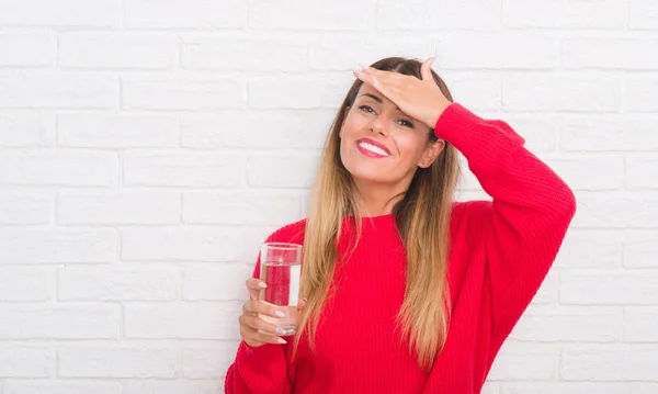 Mujer Adulta Joven Sobre Pared Ladrillo Blanco Beber Vaso Agua — Foto de Stock