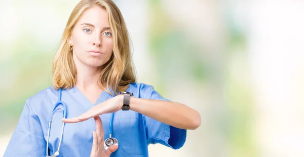 Bella Giovane Donna Medico Indossa Uniforme Medica Sfondo Isolato Fare — Foto Stock