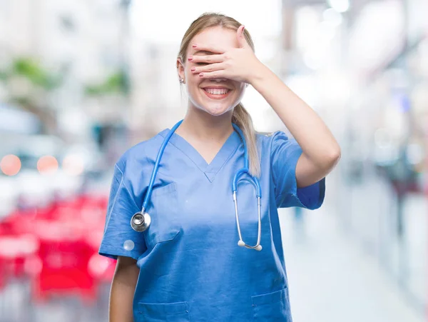 Młoda Blondynka Chirurg Lekarz Kobieta Białym Tle Uśmiech Śmianie Się — Zdjęcie stockowe