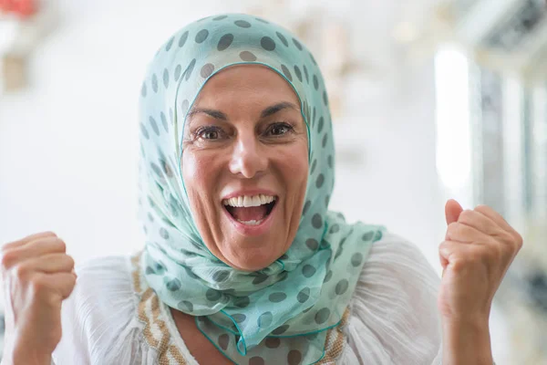 Μέση Ηλικία Μελαχρινή Arabian Γυναίκα Φοράει Πολύχρωμα Χιτζάμπ Ουρλιάζοντας Περήφανος — Φωτογραφία Αρχείου