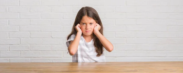 Jonge Latino Jongen Zittend Tafel Thuis Die Betrekking Hebben Oren — Stockfoto