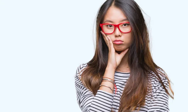 Joven Mujer Asiática Usando Gafas Sobre Aislado Fondo Pensamiento Buscando —  Fotos de Stock