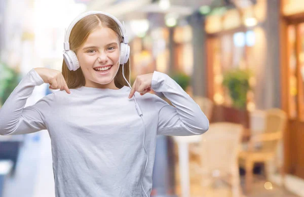 Junges Schönes Mädchen Mit Kopfhörern Die Musik Über Isoliertem Hintergrund — Stockfoto