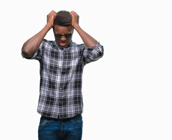 Hombre Afroamericano Joven Con Gafas Sol Sobre Fondo Aislado Que — Foto de Stock