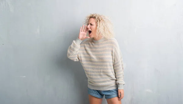 Jeune Femme Blonde Avec Les Cheveux Bouclés Sur Fond Gris — Photo