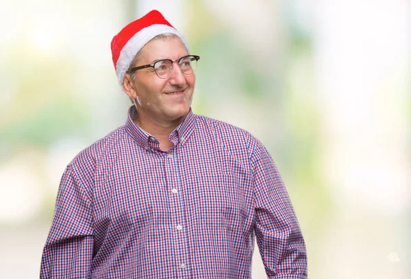 Hombre Mayor Guapo Con Sombrero Navidad Sobre Fondo Aislado Mirando — Foto de Stock