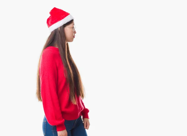 Jovem Chinesa Sobre Fundo Isolado Vestindo Chapéu Natal Olhando Para — Fotografia de Stock